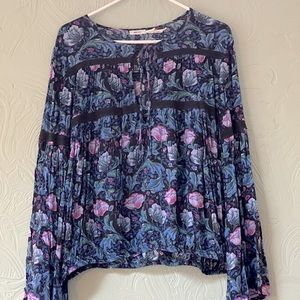 Floral bell sleeve blouse. Brand: Kimchi Blue Size: Large